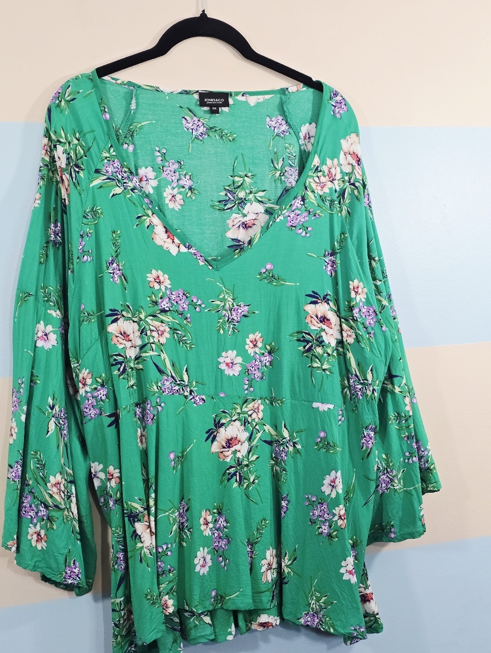 Jones & Co Plus Size Green Floral V-Neck Bell Sleeve Tunic - Picture 3 of 7